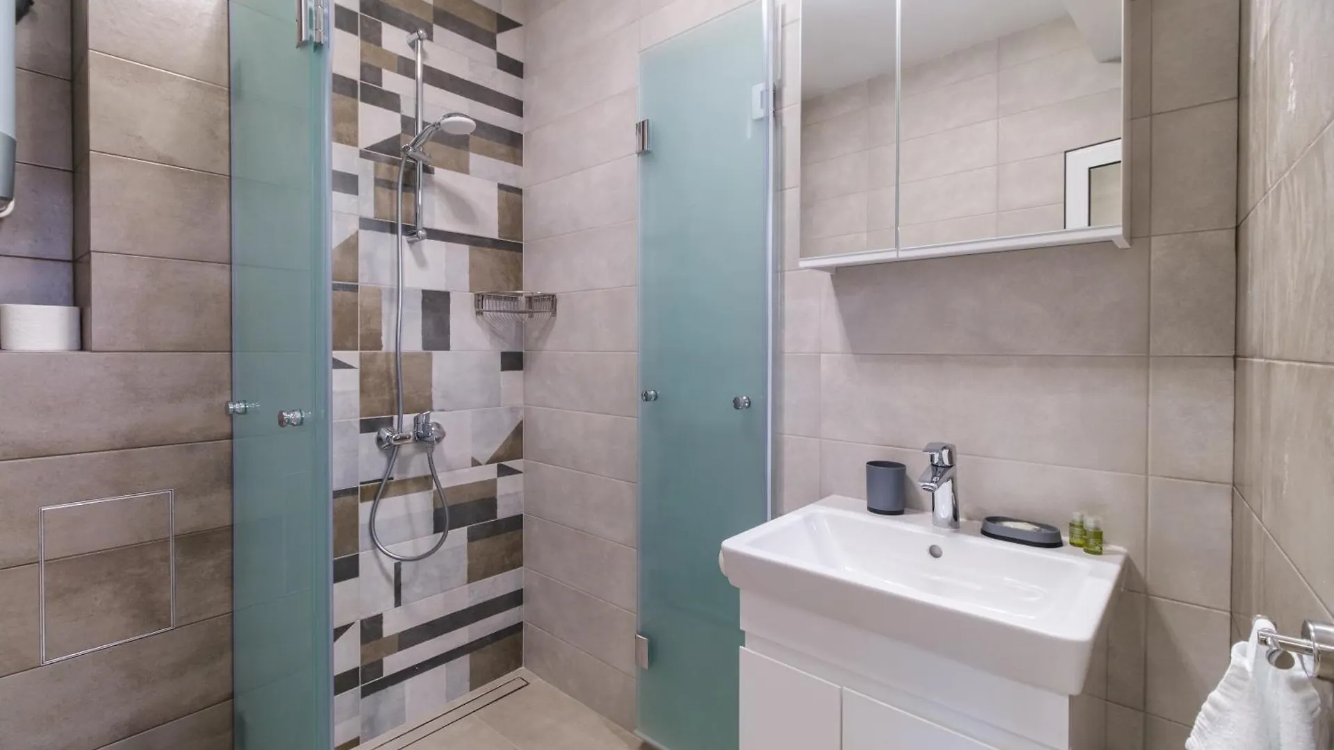 Modern 1-Bedroom Apartment With Free Parking Plowdiw 0*,  Bulgarien